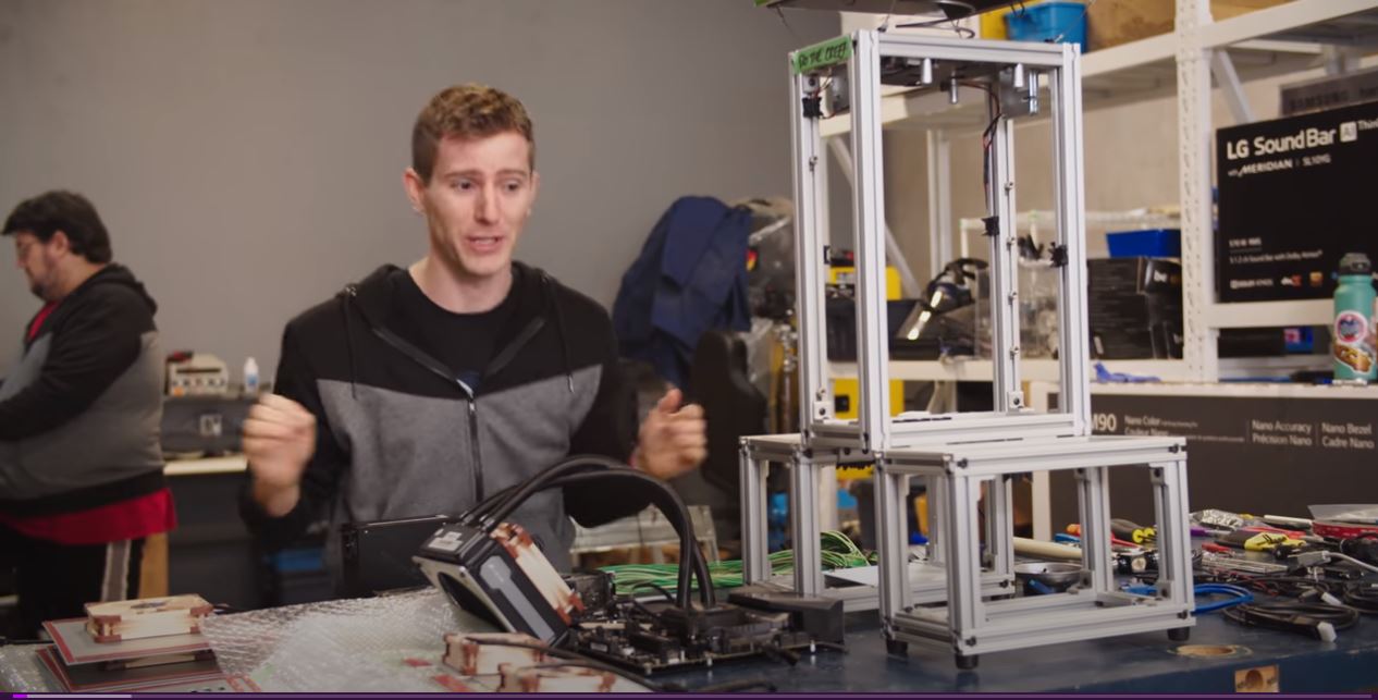 Linus Tech Tips Created An Exploding Creeper Pc For Pewdiepie