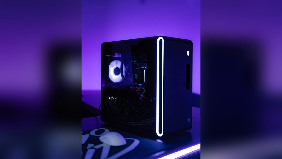 Alienware Asks Gamers to Choose: Aurora Desktop or Laptop?