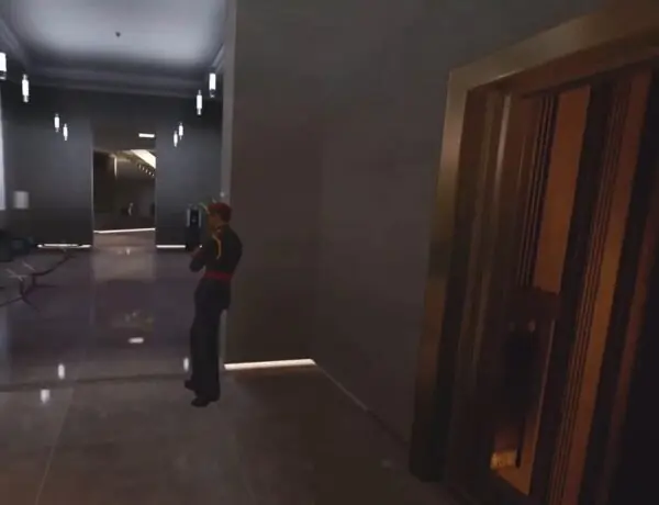 Hitman VR Player Uses Genius Shoulder Tap Trick to Sneak Past Guard