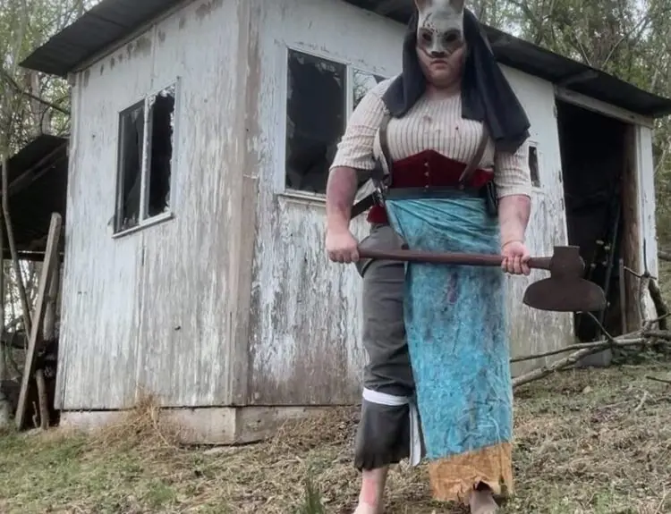 Dead by Daylight Fan Creates Amazing $40 Huntress Cosplay for Comic-Con